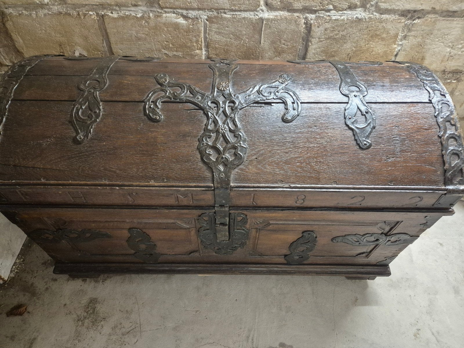 Antieke houten kist met smeedijzeren beslag, Ophalen of Verzenden