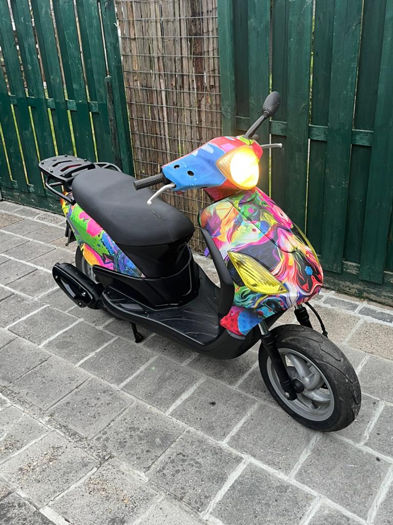 Piaggio c44 fly Scooter - Unieke Kleurrijke leeuwenkop Wrap, Fietsen en Brommers, Scooters | Piaggio, Zo goed als nieuw, Fly, Benzine
