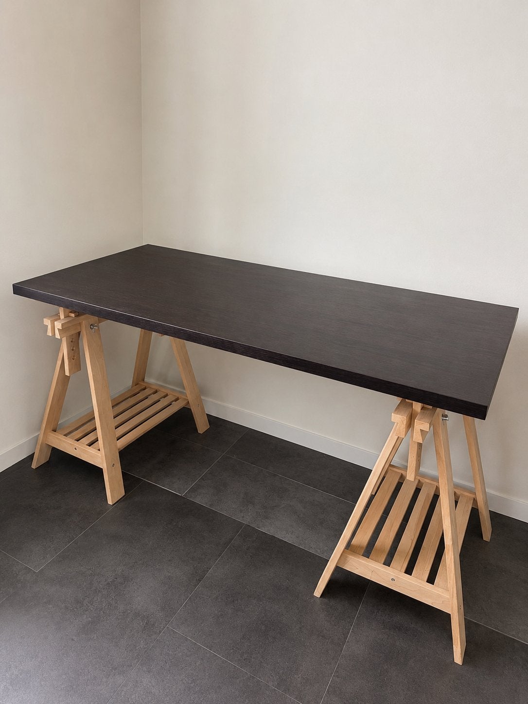 IKEA LAGKAPTEN bureau donkerbruin met MITTBACK schragen, Ophalen of Verzenden, Zo goed als nieuw