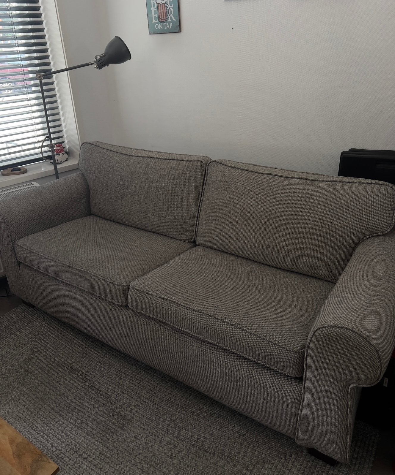 Comfortabele grijze driepersoonsbank, Huis en Inrichting, Banken | Bankstellen, Ophalen, Driepersoons, 75 tot 100 cm, Zo goed als nieuw