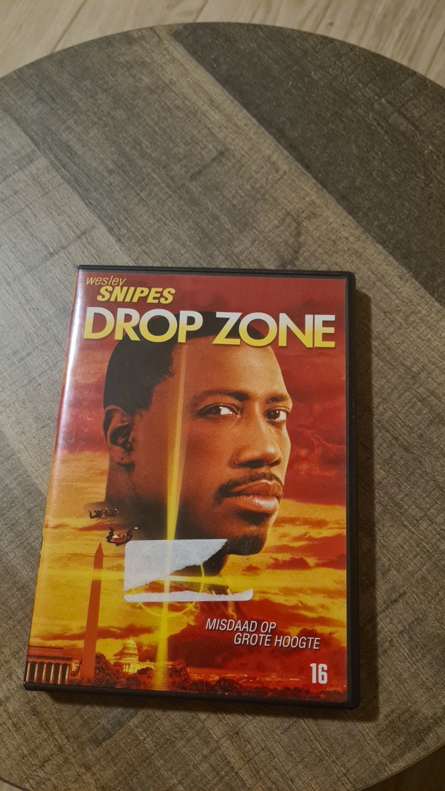 Drop zone, Vanaf 16 jaar, Ophalen of Verzenden, Zo goed als nieuw