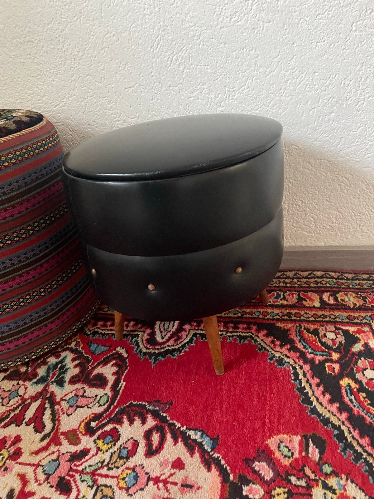 Vintage Zwart Kunstleren Voetenbankje met Opbergruimte, Ophalen, Gebruikt, Rond, Minder dan 50 cm