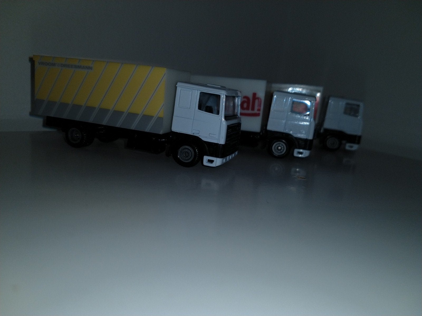 Set van 3 miniatuur vrachtwagens met containers, Hobby en Vrije tijd, Modelauto's | 1:87, Ophalen of Verzenden, Zo goed als nieuw