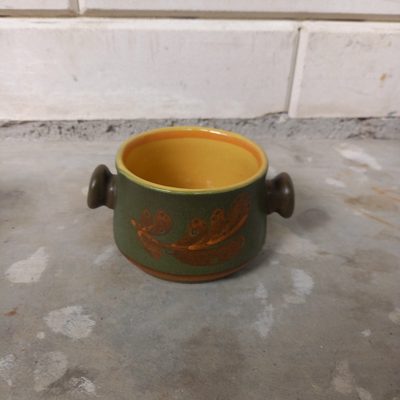 Vintage aardewerk kom met handvatten en bladmotief, Antiek en Kunst, Ophalen of Verzenden