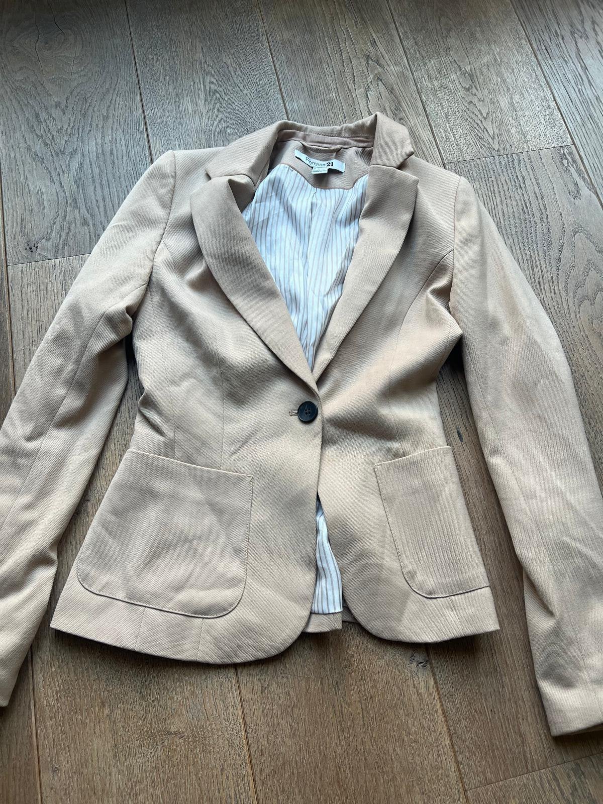 Colbert Forever21 mt XS, Kleding | Dames, Beige, Ophalen of Verzenden, Zo goed als nieuw, Jasje