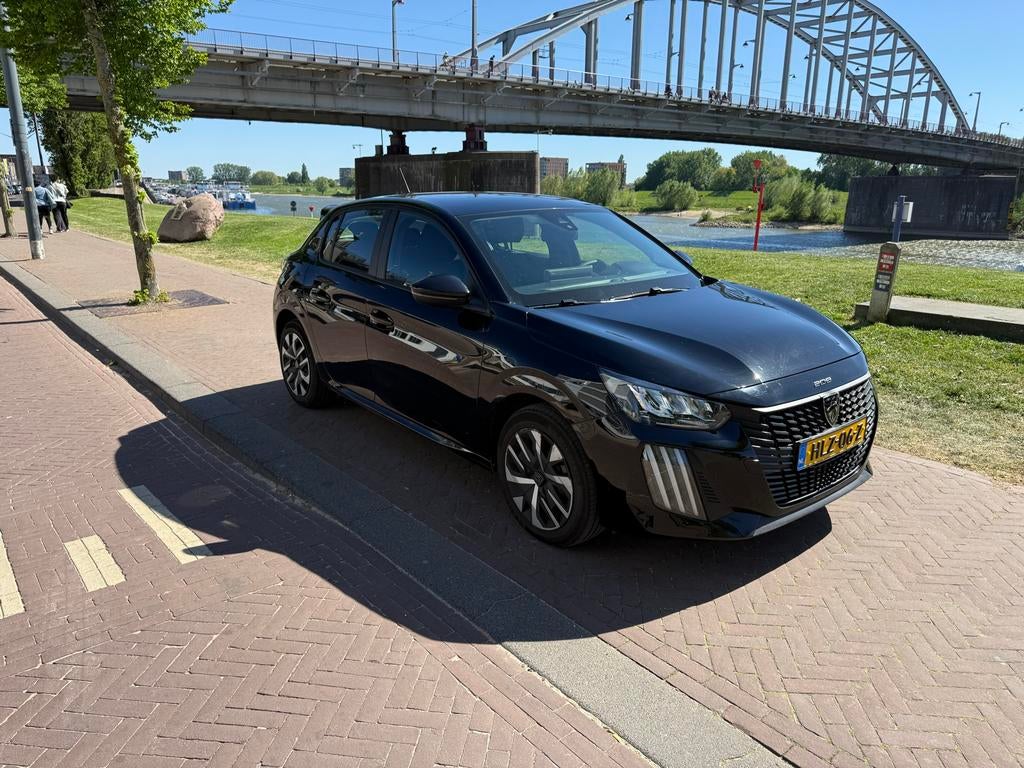 Als nieuw - Peugeot 208 1.2 Hybrid 100 E-dcs6 2025 Zwart, Zwart, 1199 cc, 100 pk, Zwart