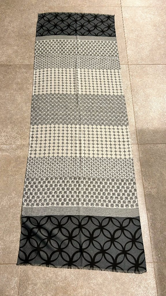 Grijze foulard met geometrische print, Kleding | Dames, Mutsen, Sjaals en Handschoenen, Ophalen of Verzenden, Zo goed als nieuw