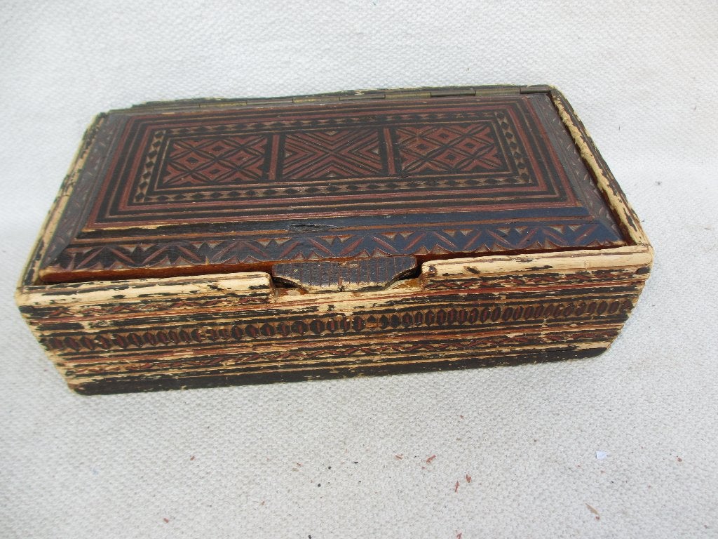 Antiek houten sierraden-kist TORAJA SULAWESI INDONESIA