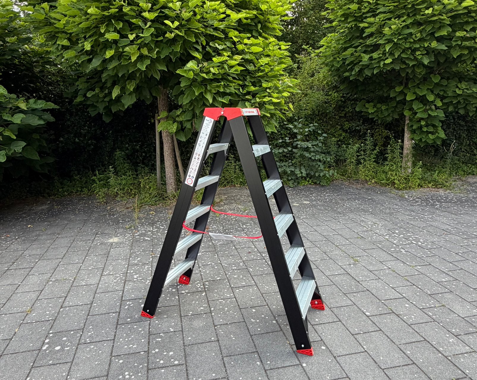 Trap 5 treden dubbel oploopbaar zwart gecoat NIEUW, Doe-het-zelf en Verbouw, Ladders en Trappen, Trap, Nieuw, Ophalen of Verzenden