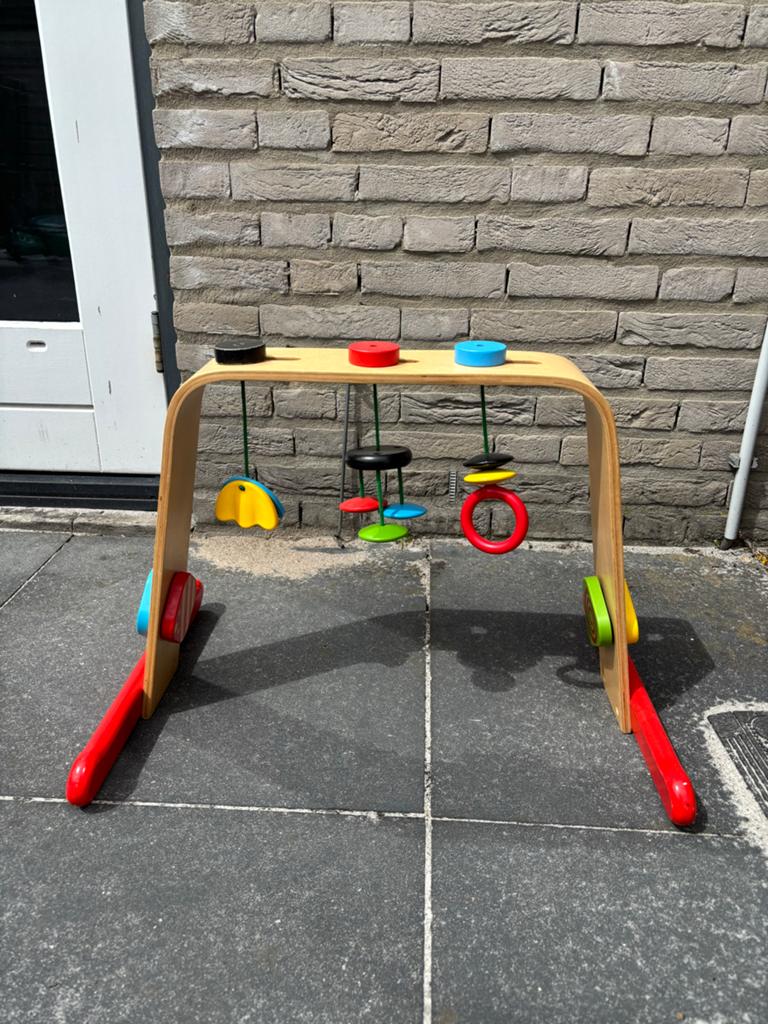 Houten babygym met kleurrijke speeltjes, Kinderen en Baby's, Speelgoed | Babyspeelgoed, Ophalen, Gebruikt, Babygym