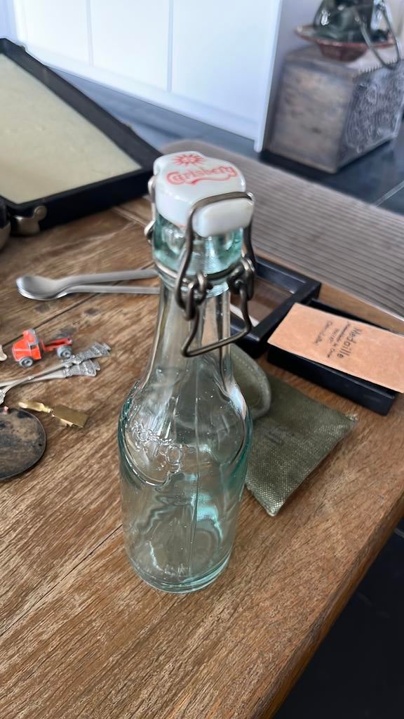 Oud glazen Carlsberg bierflesje met oude logo, Verzamelen, Biermerken, Ophalen of Verzenden, Zo goed als nieuw, Glas of Glazen