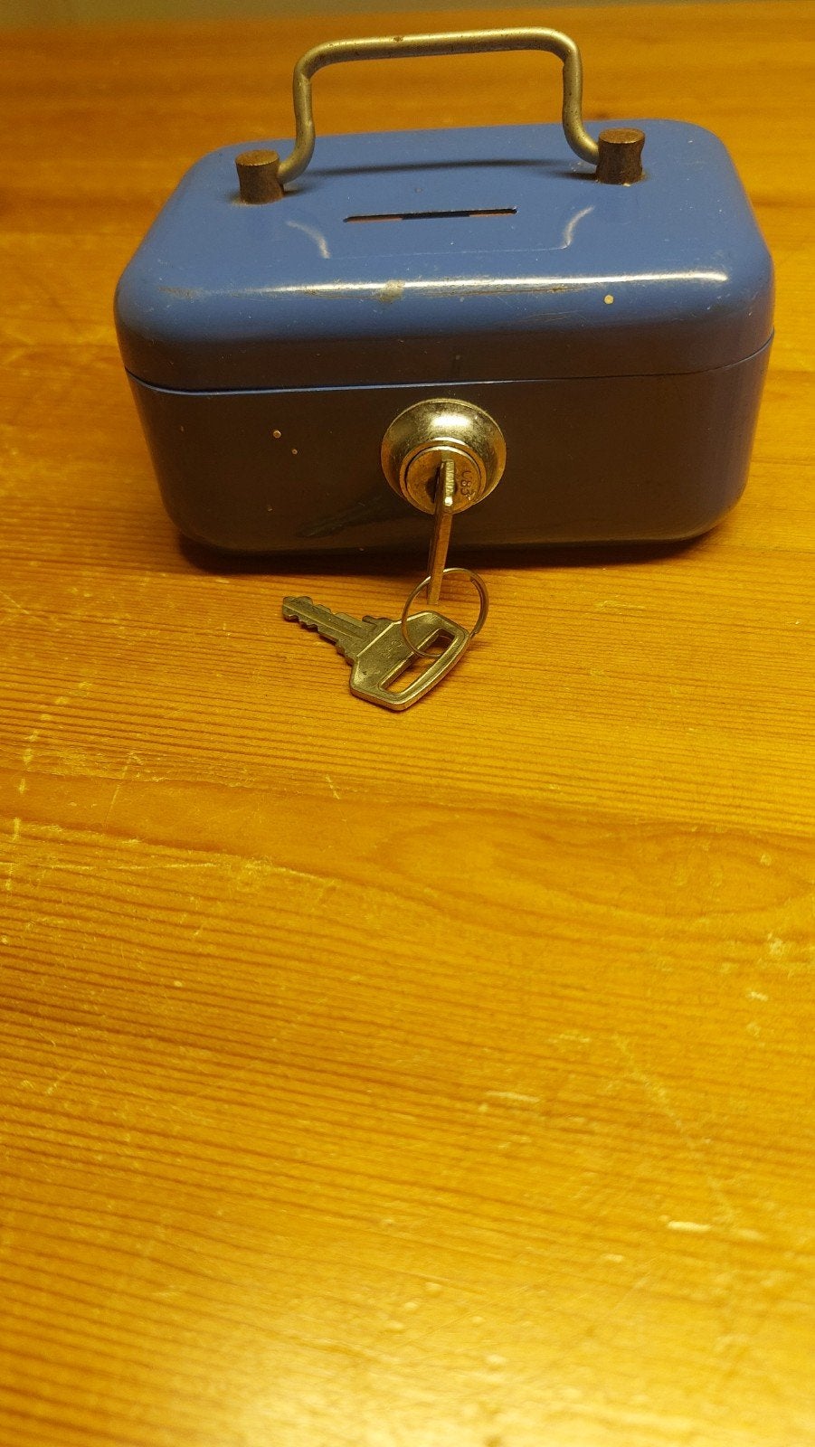 Vintage metalen spaarpot met sleutel, blauw, Verzamelen, Ophalen, Gebruikt, Metaal of Blik, Overige thema's