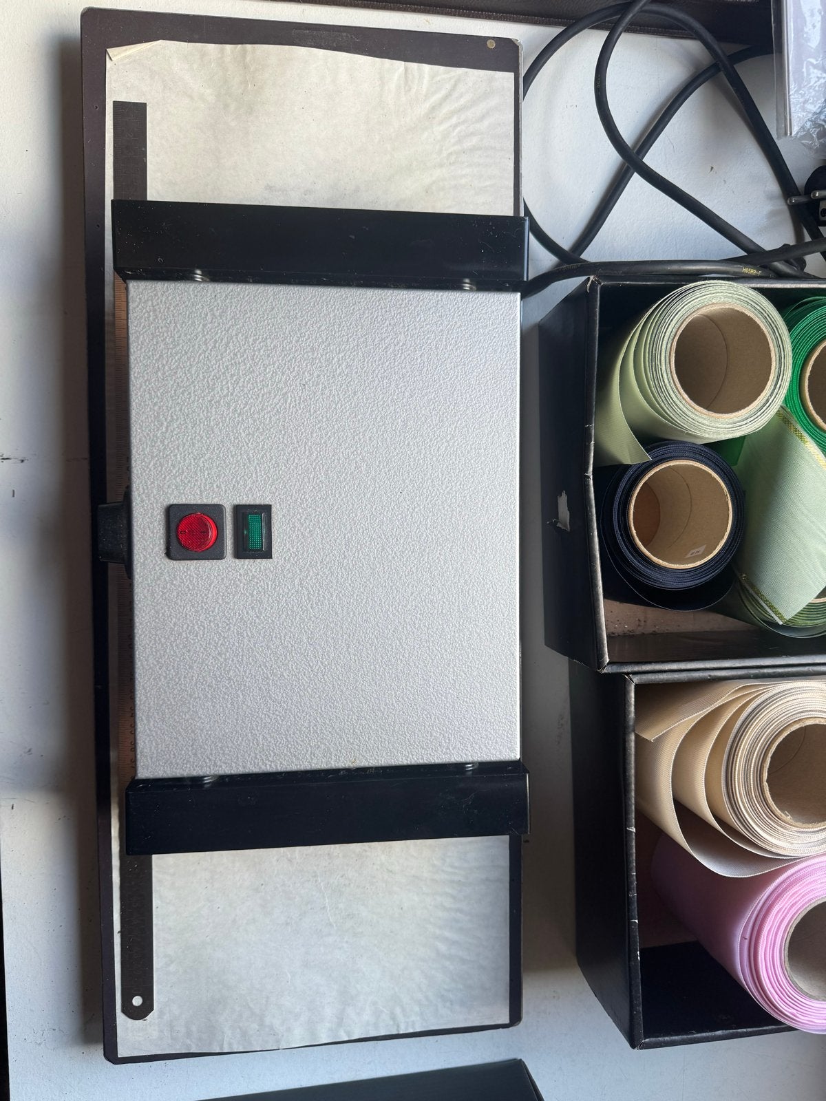 Lintdruk machine met div. kleuren lint en letters, Ophalen, Gebruikt, Elektrisch, Natuur en Bloemen