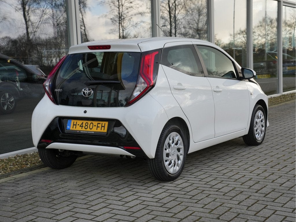 Toyota Aygo 1.0 VVT-i x-play Automaat | CarPlay | Achteruitr, 12 maanden, Stof, Gebruikt, 4 stoelen