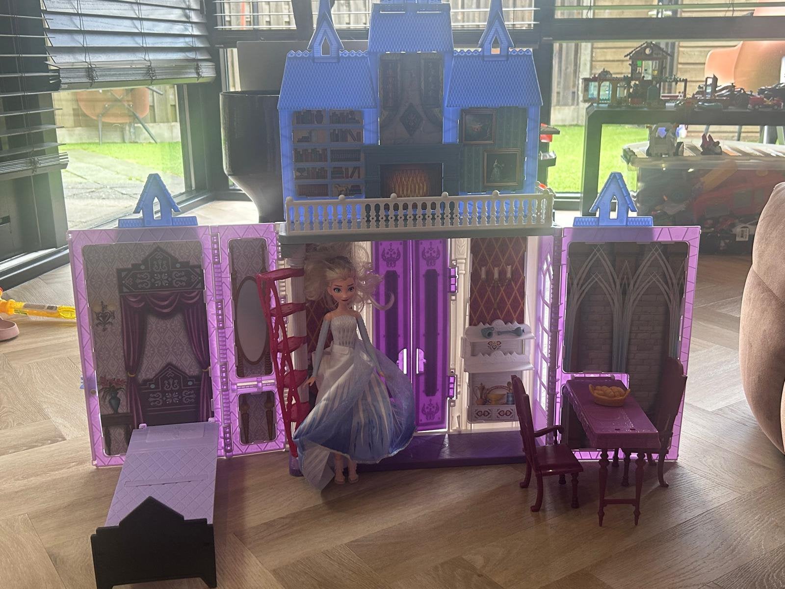 Barbie huis met drie barbies, Ophalen of Verzenden, Zo goed als nieuw, Poppenhuis