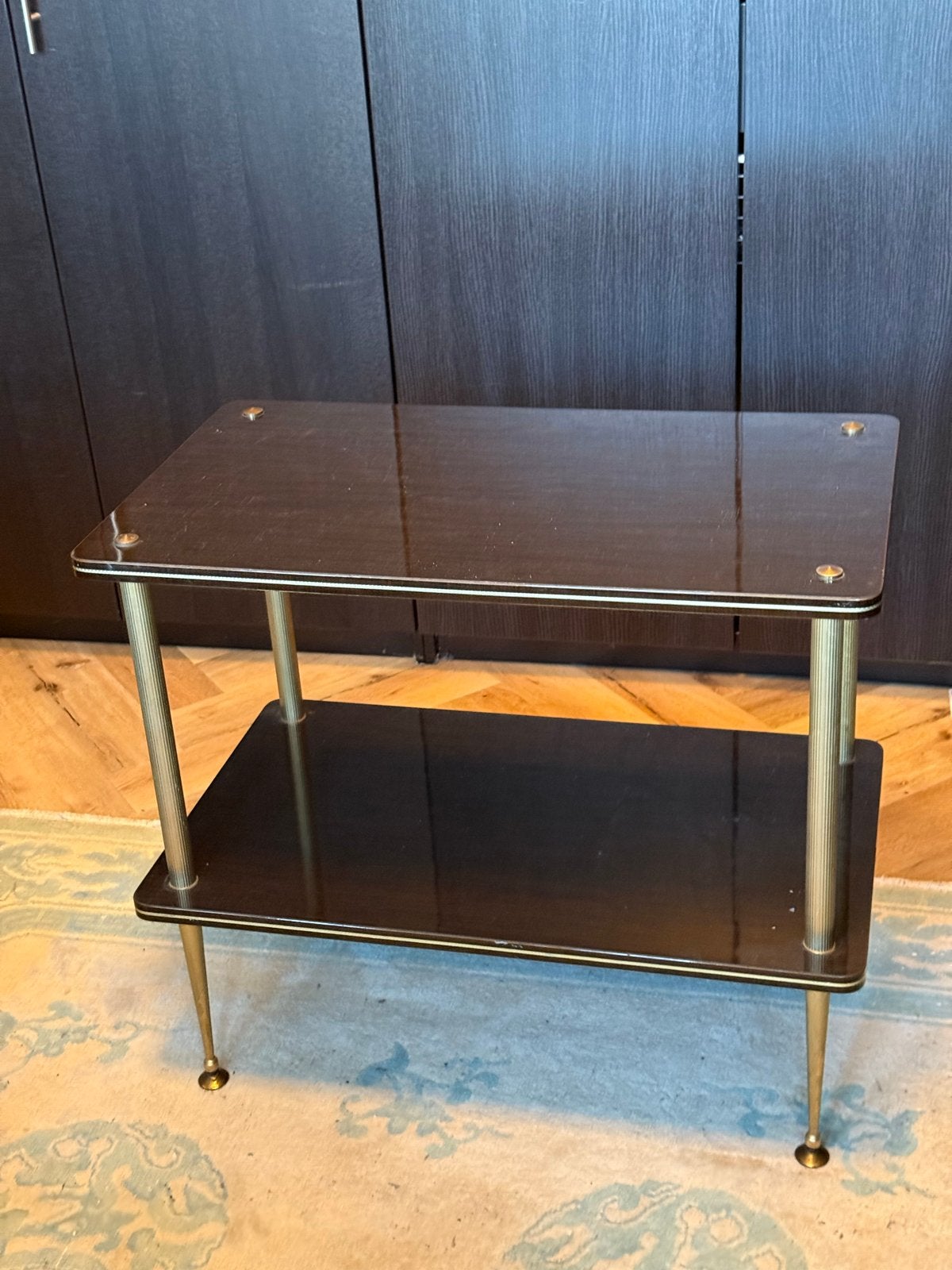 Elegant bijzettafeltje met twee lagen, Huis en Inrichting, Tafels | Bijzettafels, Gebruikt, Metaal of Aluminium, 55 tot 75 cm