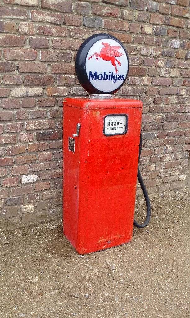 oude tokheim benzinepomp met mobilgas bol, Ophalen