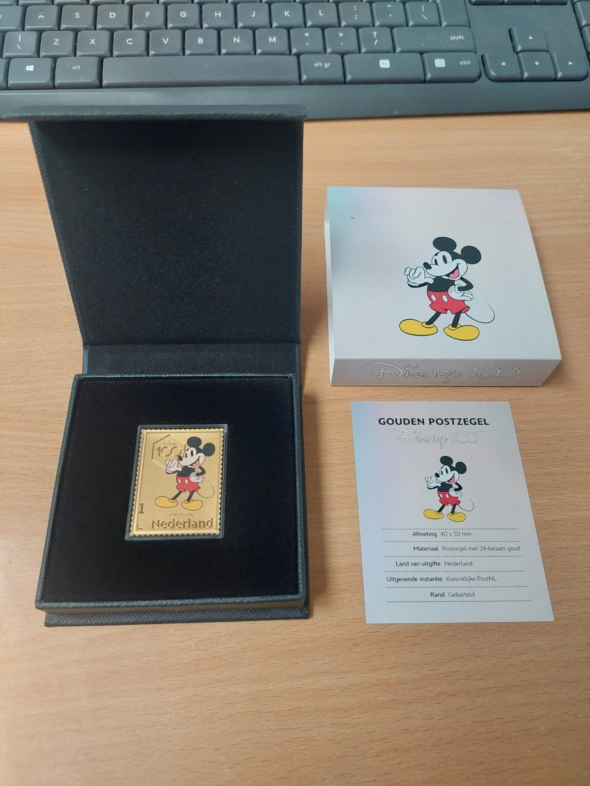 Gouden postzegel 100 Jaar Disney (Mickey Mouse) PostNL 2023, Ophalen of Verzenden, Na 1940, Postfris