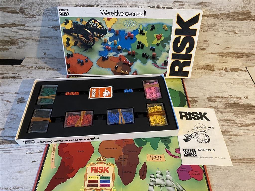 Risk witte doos wereldveroverend klassiek bordspel [s264], Hobby en Vrije tijd, Gezelschapsspellen | Bordspellen, Verzenden, Zo goed als nieuw