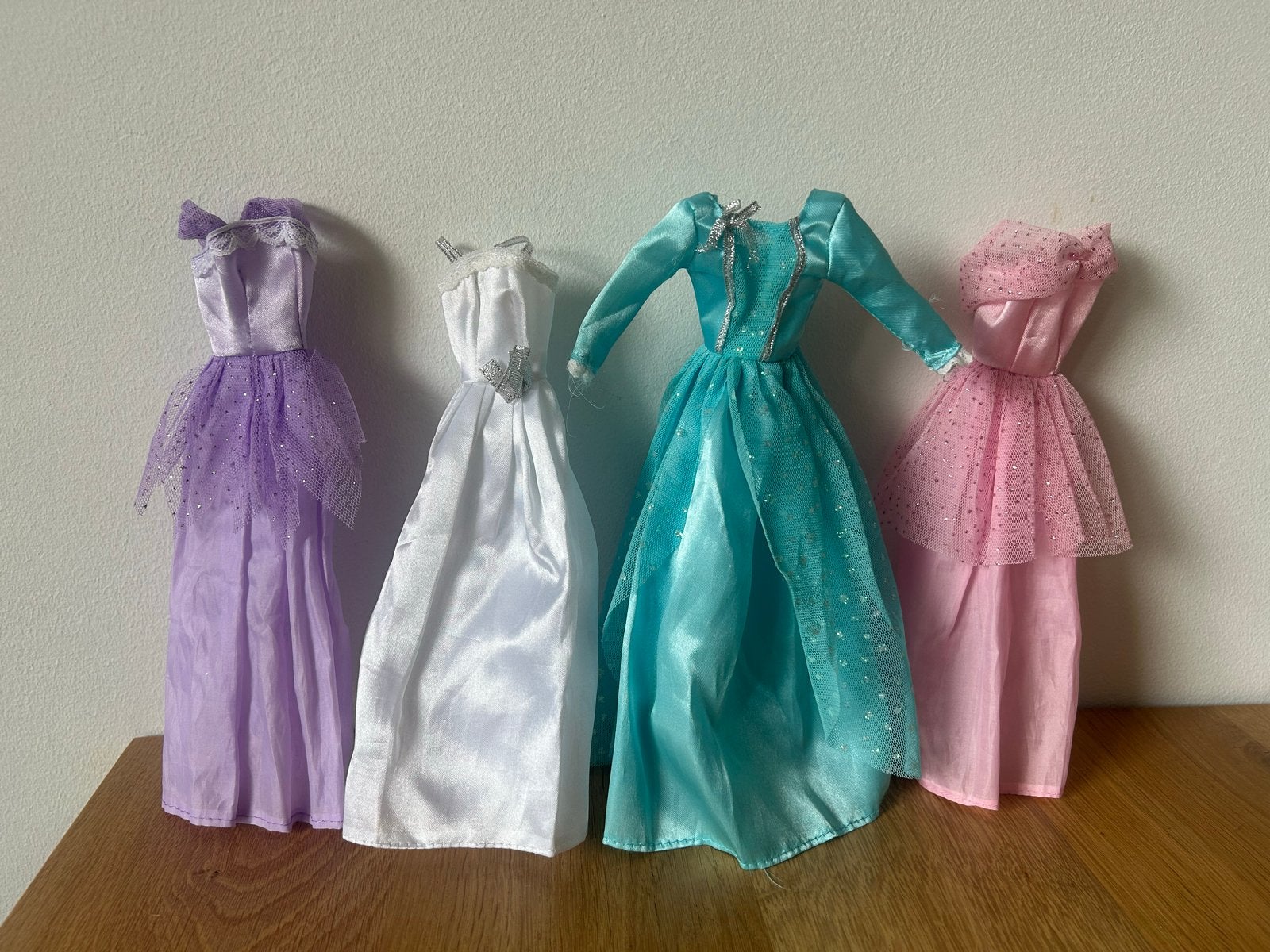 Barbie jurken en accessoires, Ophalen, Zo goed als nieuw, Barbie