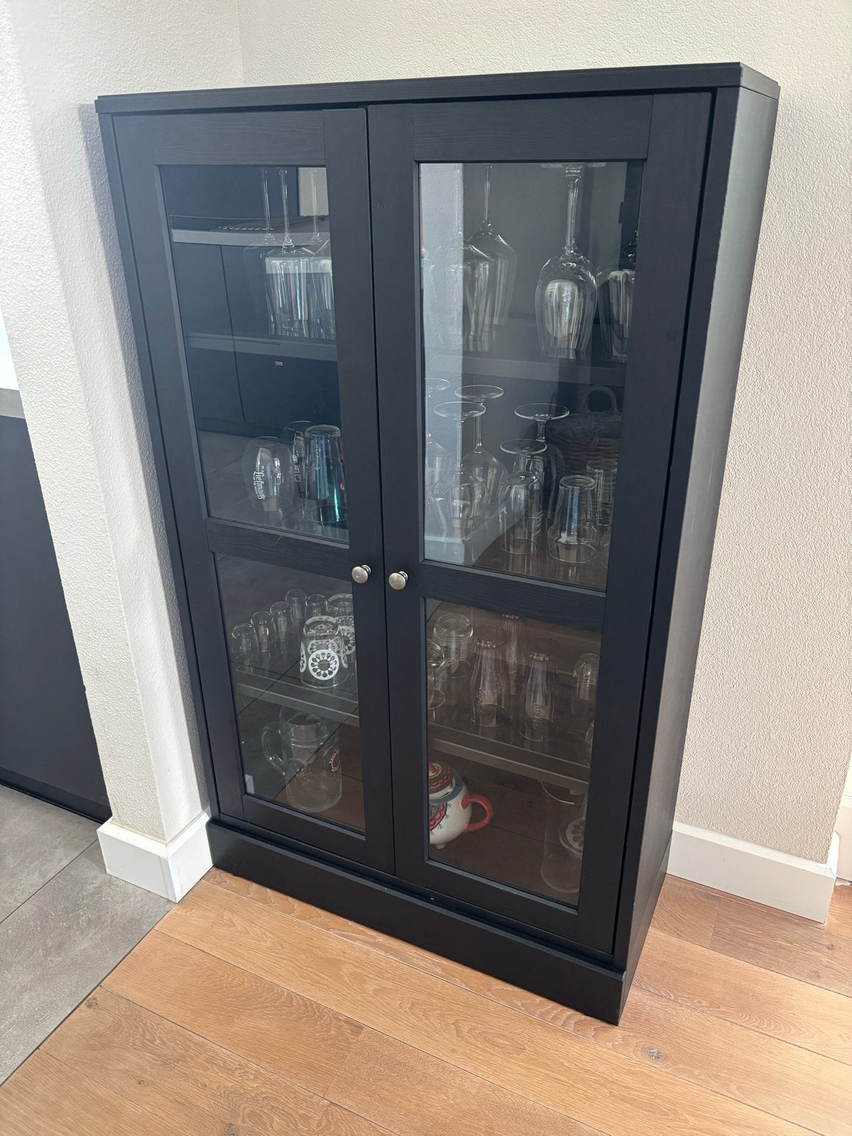 Zwarte vitrinekast (IKEA Havsta), Huis en Inrichting, Kasten | Vitrinekasten, Ophalen, 50 tot 100 cm, Zo goed als nieuw, 150 tot 200 cm