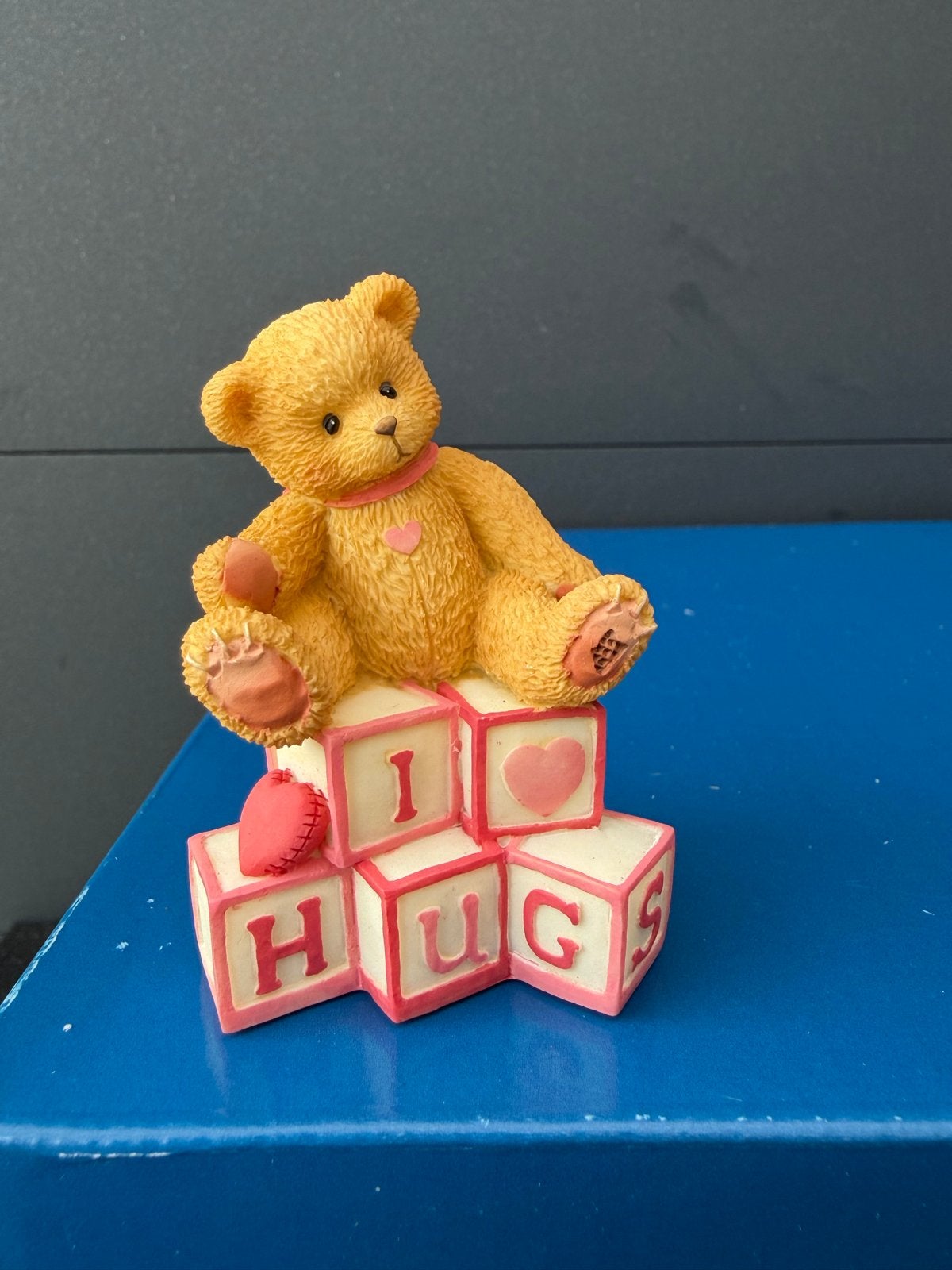Beeldje: Cherished Teddie Beer op 'I Love Hugs' blokken, Verzamelen, Ophalen of Verzenden, Zo goed als nieuw, Dier