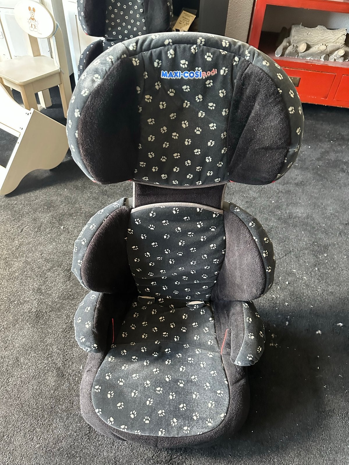 Maxi-Cosi Rodi kinderstoeltje met hondenpootjes print, Ophalen, 15 t/m 36 kg, Zijbescherming, Maxi-Cosi