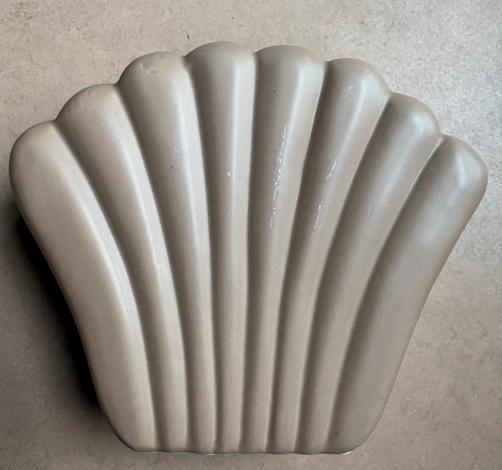 Mooi vaasje, schelpvorm, art deco stijl, Gebruikt, Met patroon/structuur, Beige, Steen/keramiek