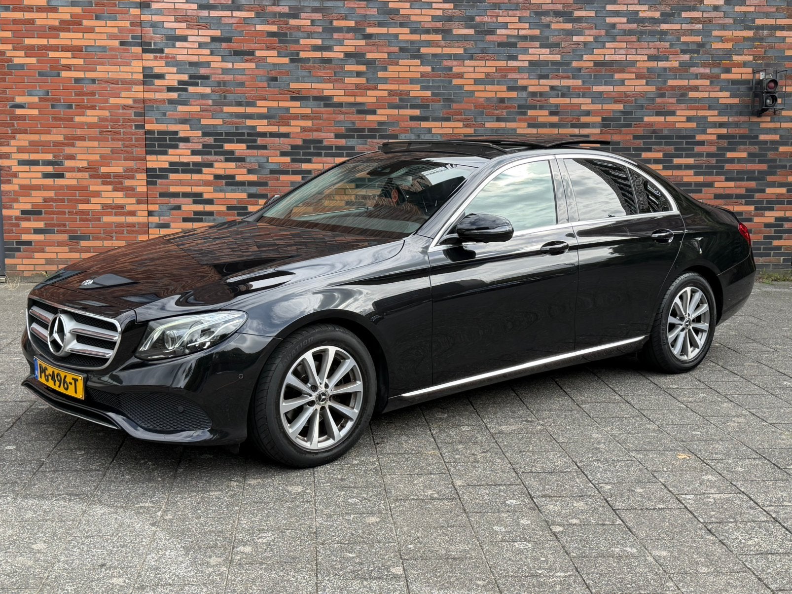 Mercedes-Benz E-klasse 200 NAVI/LED/SFEERV/VERKOCHT..!!!, Dealer onderhouden, 4 cilinders, 1505 kg, Zwart