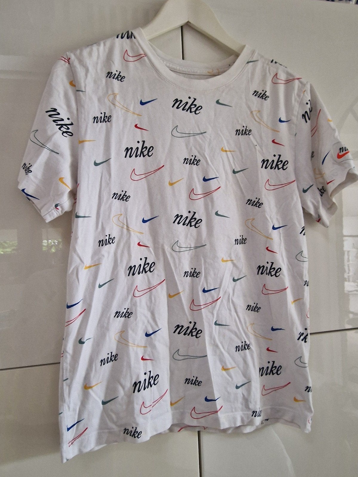 Nike The Nike Tee T-shirt met logo's - Maat S, Wit, Nike, Ophalen of Verzenden, Zo goed als nieuw