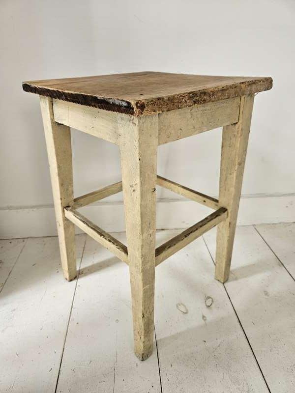 brocante kruk,hocker ``WOONWINKEL RUSTIEK``, Ophalen of Verzenden