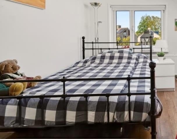 Bed 140x200 met nieuw matras en lattenbodem, Ophalen, Zwart, Tweepersoons, 140 cm