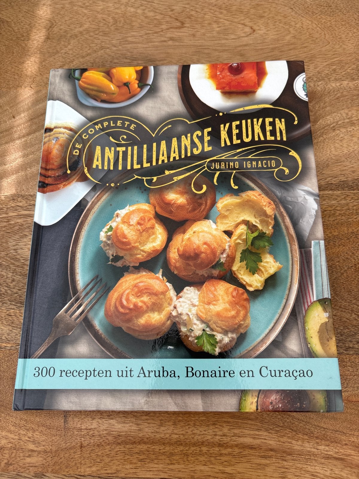 Jurino Ignacio - De Complete Antilliaanse Keuken, Hoofdgerechten, Jurino Ignacio, Ophalen of Verzenden, Zo goed als nieuw