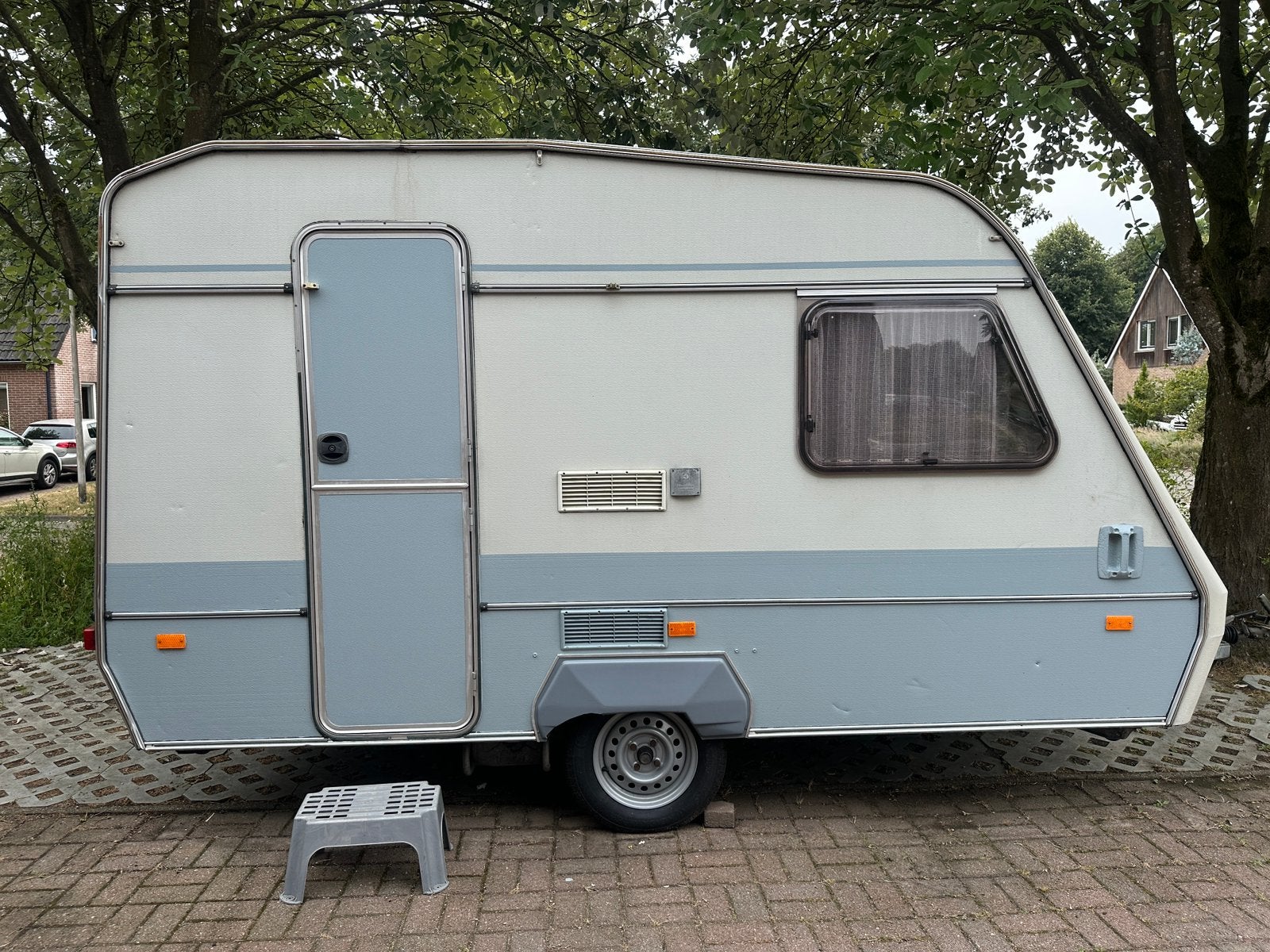 Caravan huren of kopen – huur €40 p.n. / koop €3000,-, Koelkast, Treinzit, Particulier, 4 tot 5 meter