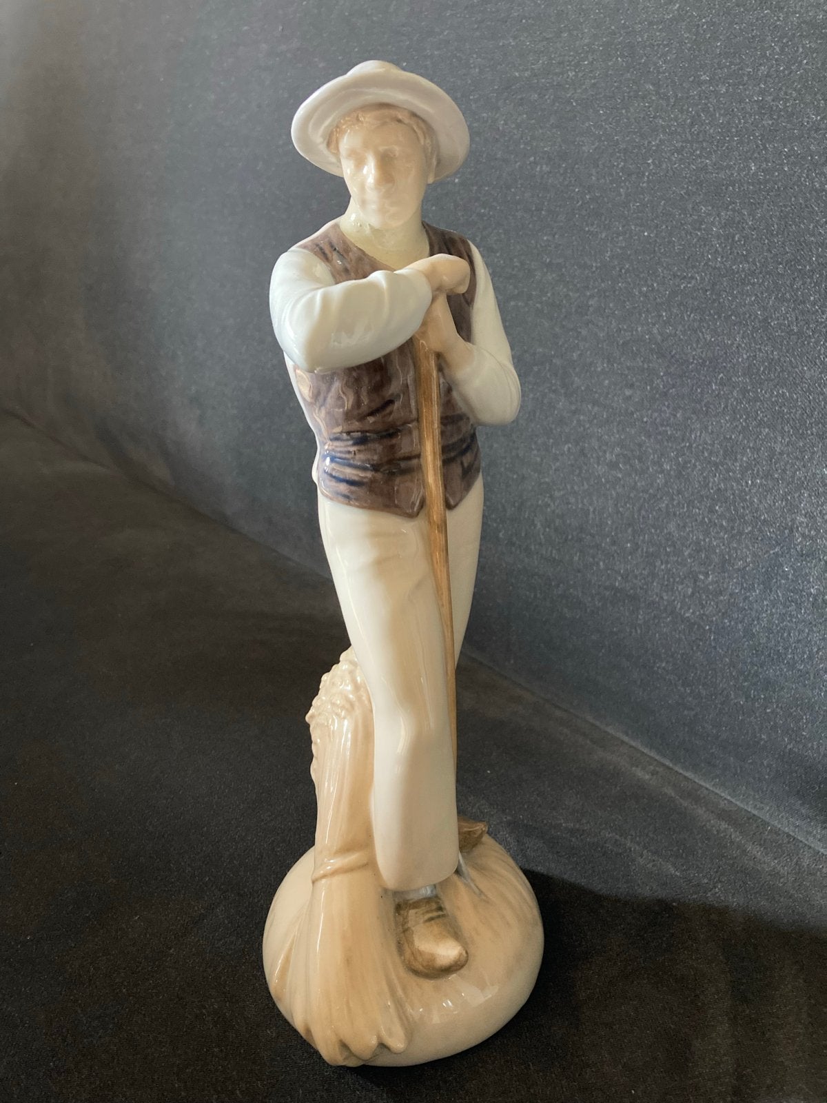 Vintage porseleinen beeldje van boer met hoed en hark, Ophalen of Verzenden, Zo goed als nieuw, Mens