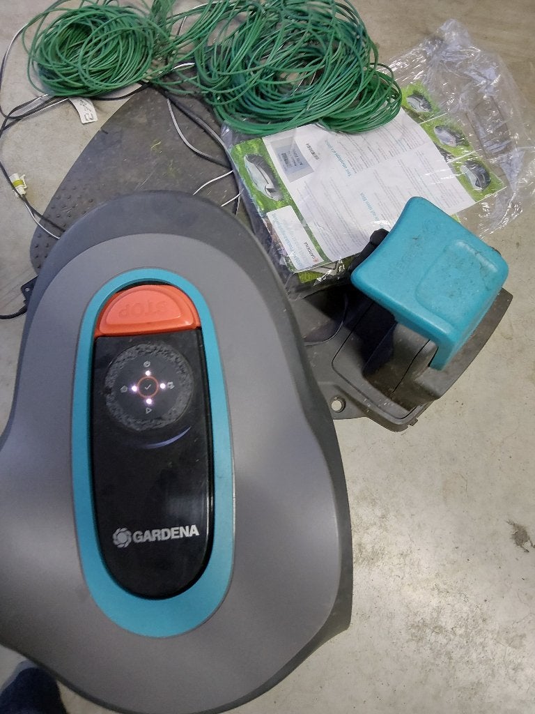 Gardena robotmaaier minimo 250 ( laadstation defect), Ophalen, Zo goed als nieuw, Minder dan 30 cm