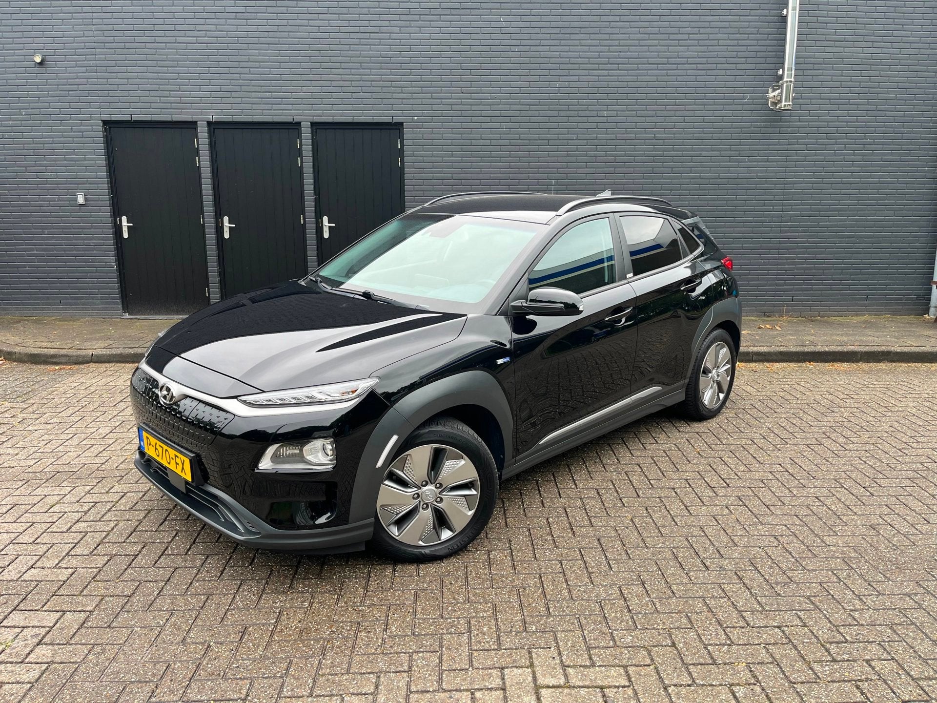 Hyundai Kona EV Comfort Smart 64 kWh SOH 100% Warmtepomp, Gebruikt, Zwart, 1066 min, 64 kWh