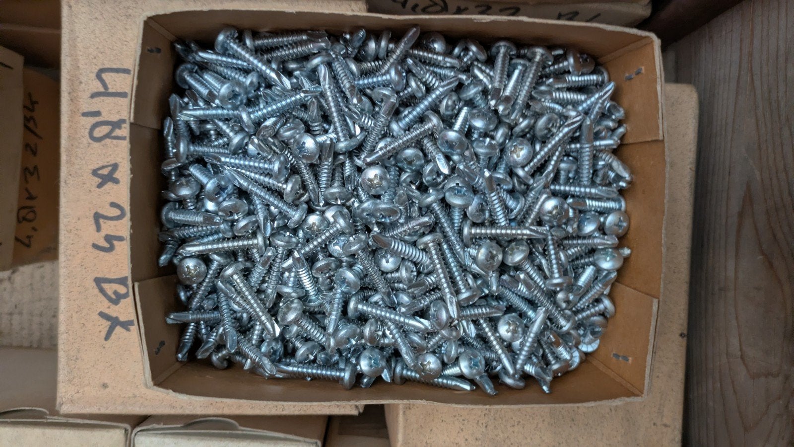 100 doosjes nieuwe staalplaat schroeven en teksen, Ophalen, Nieuw, Minder dan 50 mm, Schroeven
