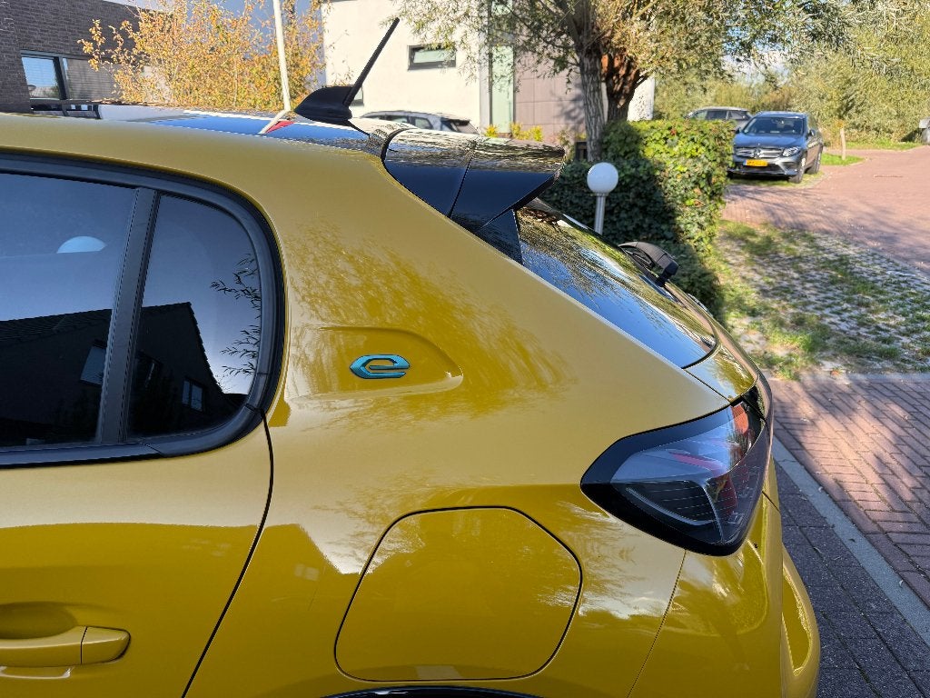 Foto 16 van Peugeot 208-E GT (2022, 38000KM, Geel/zwart)