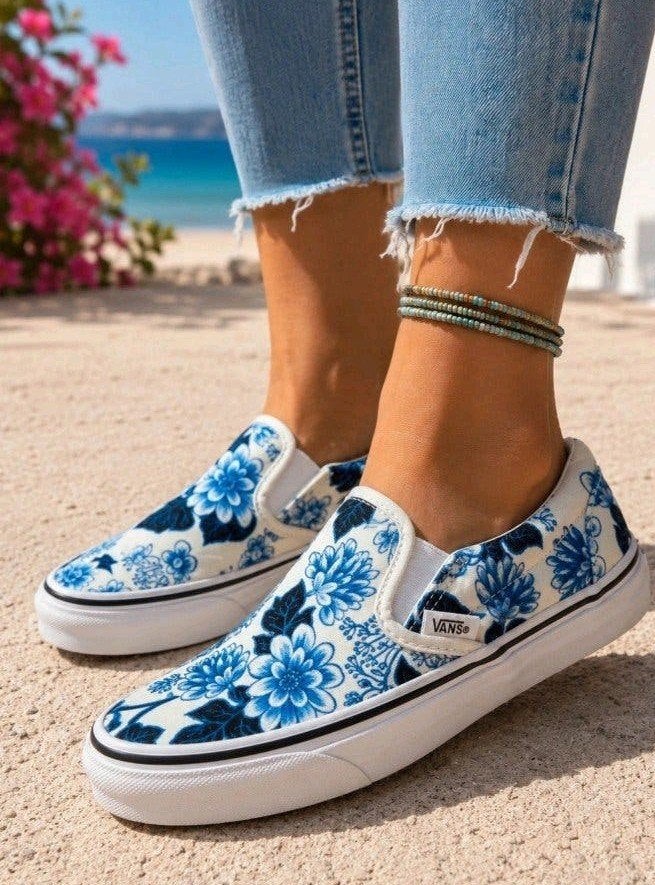 Limited Edition Vans Slip-Ons - Zo goed als nieuw, Blauw, Ophalen of Verzenden, Vans, Sneakers of Gympen