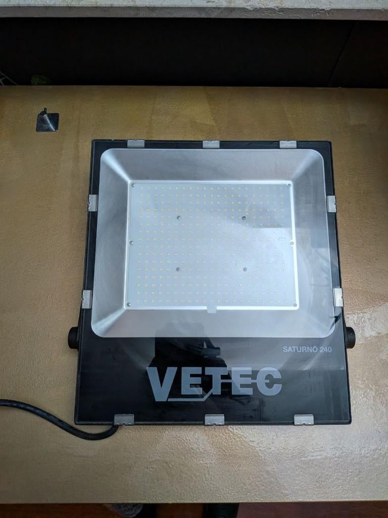 30,-  Vetec LED Lamp  240W - 33.600 Lumen, Doe-het-zelf en Verbouw, Bouwverlichting, Ophalen of Verzenden, Gebruikt, 200 tot 500 watt