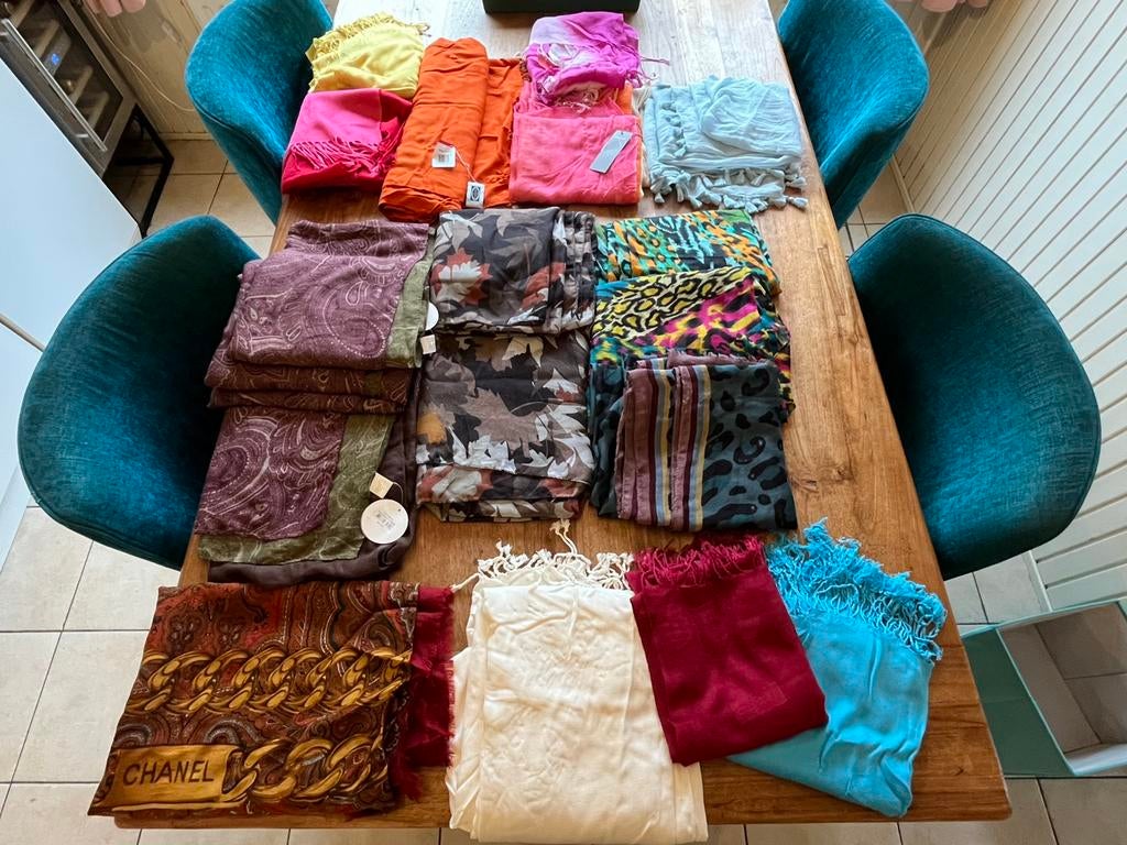 Partij van 18 sjaals en 1 stola sjaal, Ophalen of Verzenden, Zo goed als nieuw, Maat 46/48 (XL) of groter, Sjaal