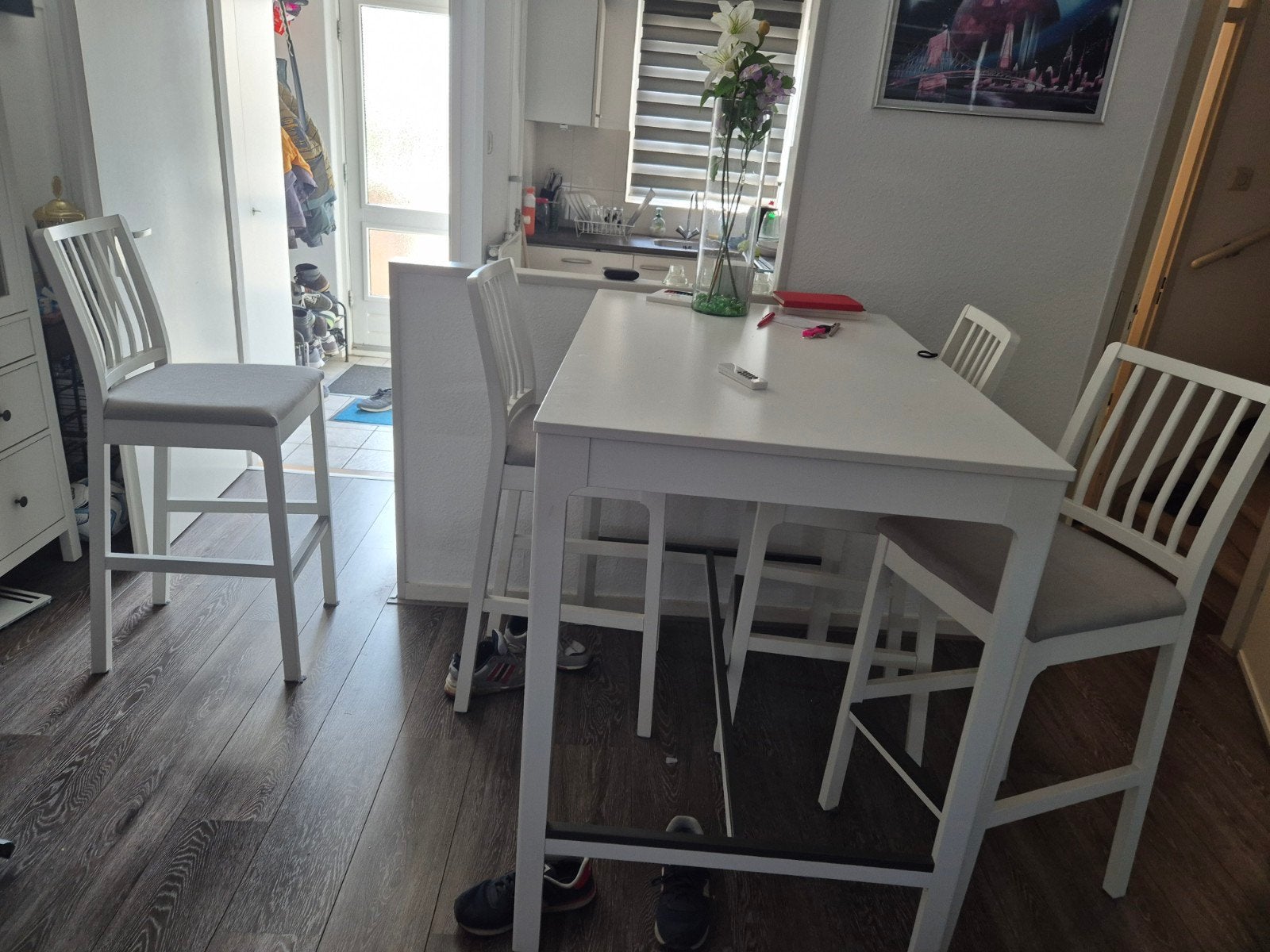 4 hoge stoelen met tafel - Ikea EkendaleWitte barkrukk, Ophalen, Gebruikt, Met voetsteun, 60 tot 90 cm