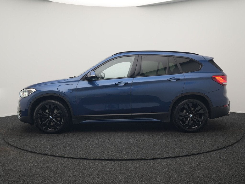 BMW X1 xDrive25e Sportline PHEV 221pk Dealer O.H. | Trekhaak, Gebruikt, Blauw, Leder en Stof, Bedrijf
