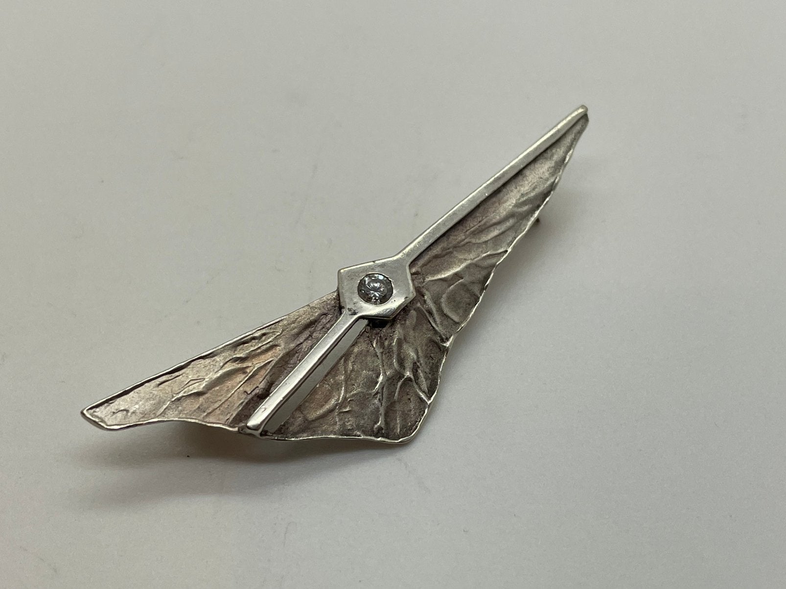 E625 Prachtige zilveren TEKA broche, 4 tot 7 cm, Ophalen of Verzenden, X, Met edelsteen