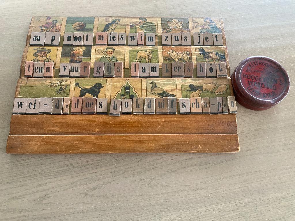 Hoogeveen's verbeterd leesplankje met letters (2), Antiek en Kunst, Antiek | Speelgoed, Verzenden