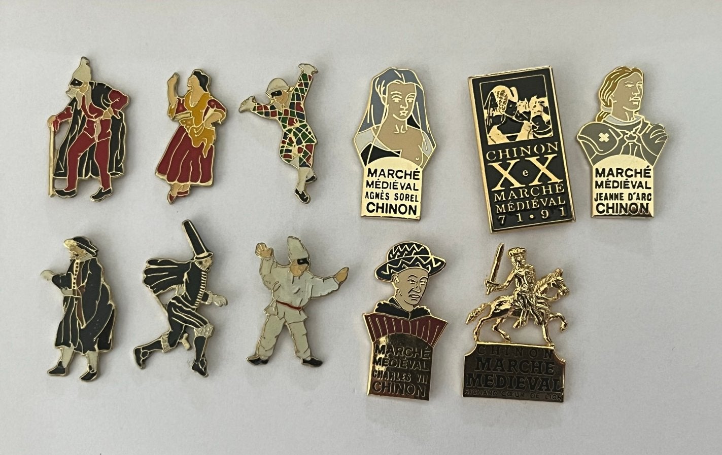Set van 11 historische pins - Marché Médiéval Chinon, Gebruikt, Ophalen of Verzenden, Speldje of Pin, Nvt