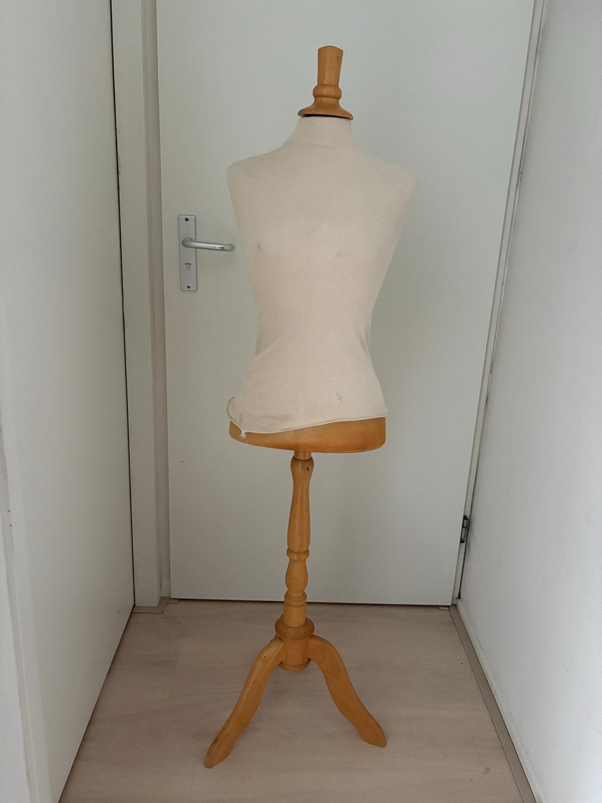 Paspop met houten standaard, Ophalen, Zo goed als nieuw