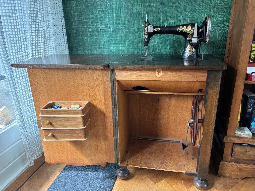 Antieke Köhler trapnaaimachine in eiken kast — werkend!, Antiek en Kunst, Ophalen