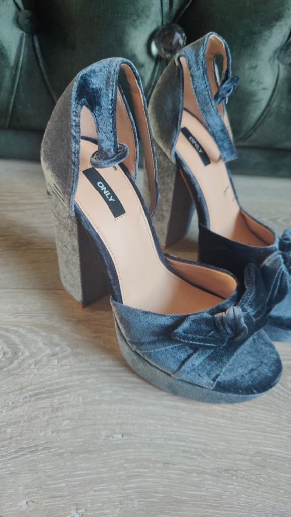 ONLY fluwelen hakken met strik - Maat 38, Pumps, Blauw, Nieuw, Ophalen of Verzenden